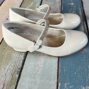 Girls dressy white shoes